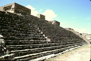 Escalones de la pirámide de Pre Columbian Pre Columbian